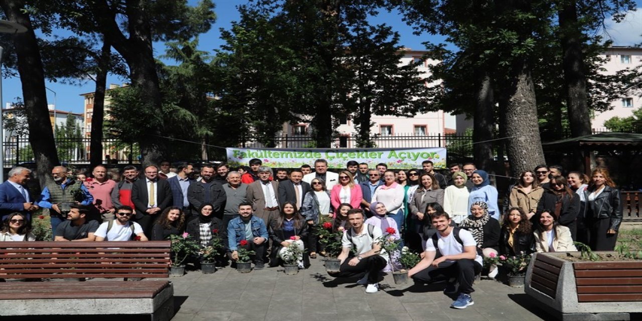 Fakültede 150’den Fazla Gül Diken Öğrenciler Hüsniye Hocalarını Unutmadı
