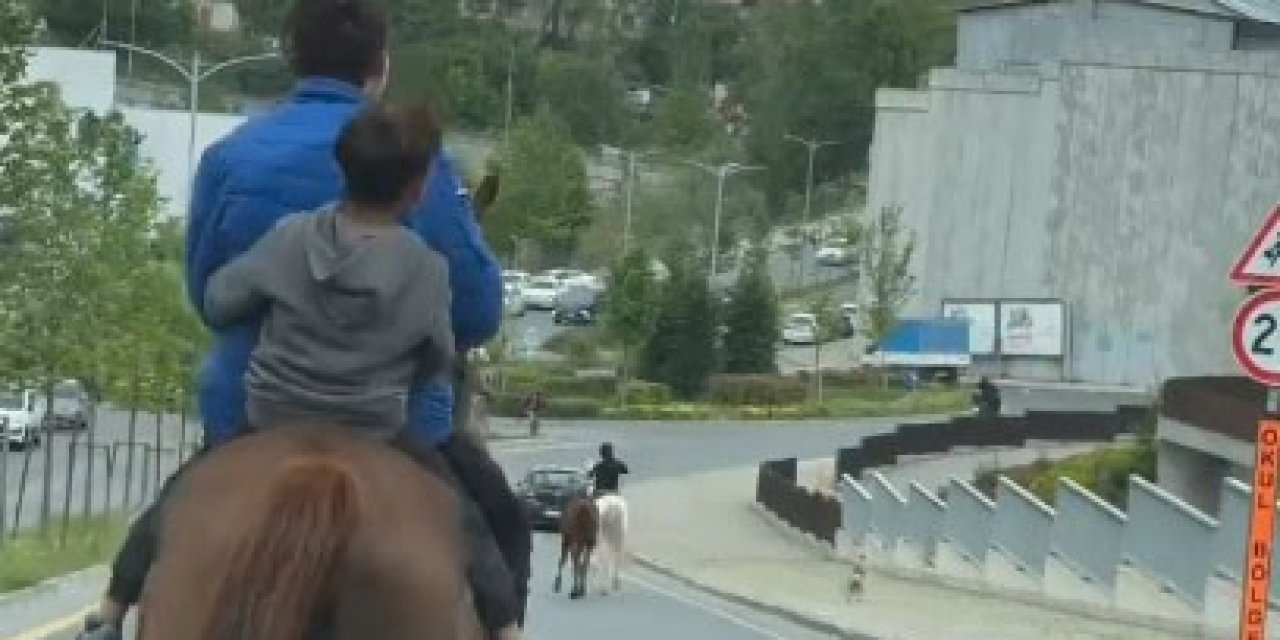 Başakşehir’de Trafiğe Açık Cadde De İlginç Görüntü, Grup Halinde Atlarla Dolaştılar
