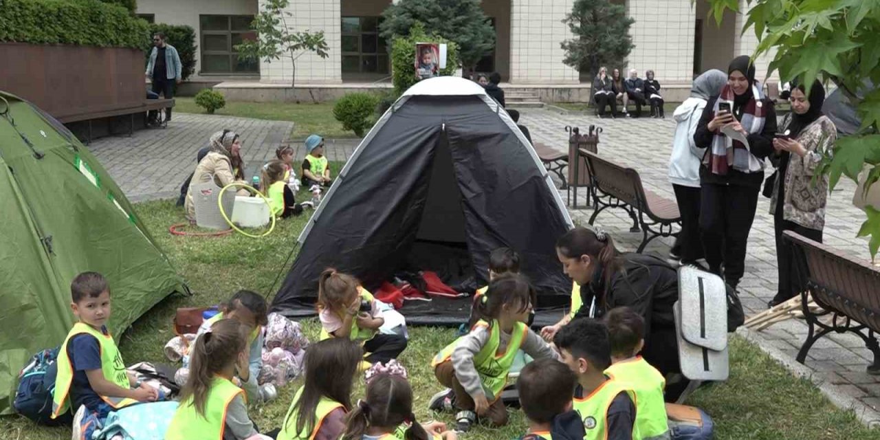 Üniversiteli Öğrencilere Anaokulu Öğrencilerinden Destek
