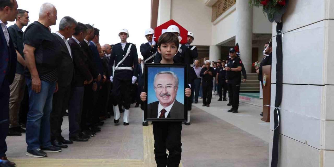 Eski Devlet Bakanı Kocabatmaz Törenle Son Yolculuğuna Uğurlandı