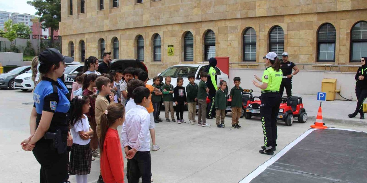 Öğrenci Trafik Polisi Oldu, Yayalara Yol Vermeyen Sürücüye Ceza Kesti