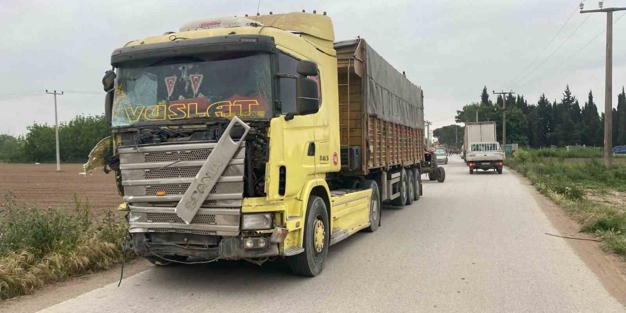 Servis Aracı İle Tır Çarpıştı: 3 Yaralı