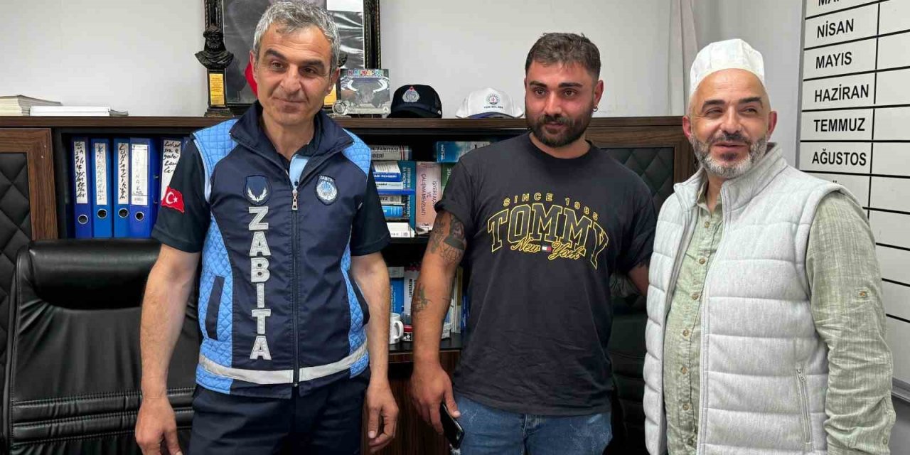 Cami İmamı Yolda Bulduğu 8 Bin Lirayı Sahibine Teslim Etti