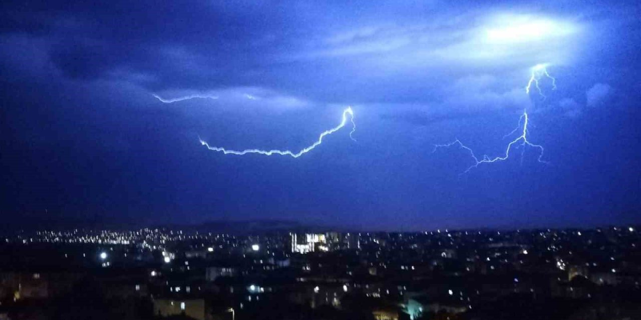 Kırıkkale’de Şimşekler Görsel Şölen Oluşturdu