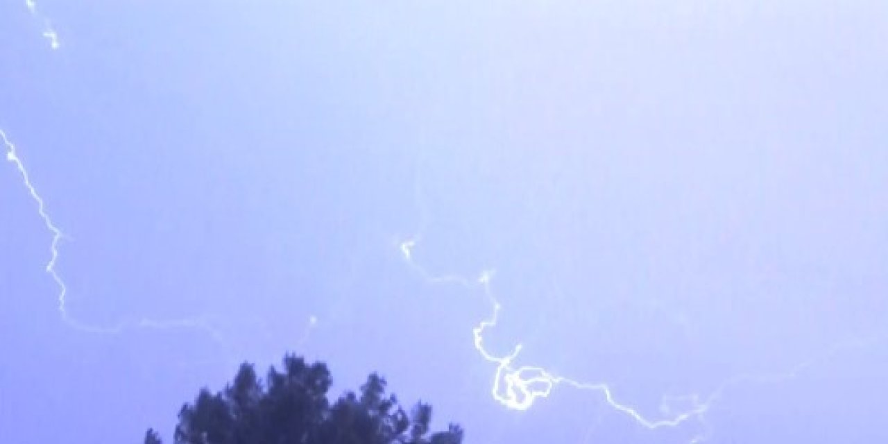 Çankırı’da Şimşekler Geceyi Aydınlattı