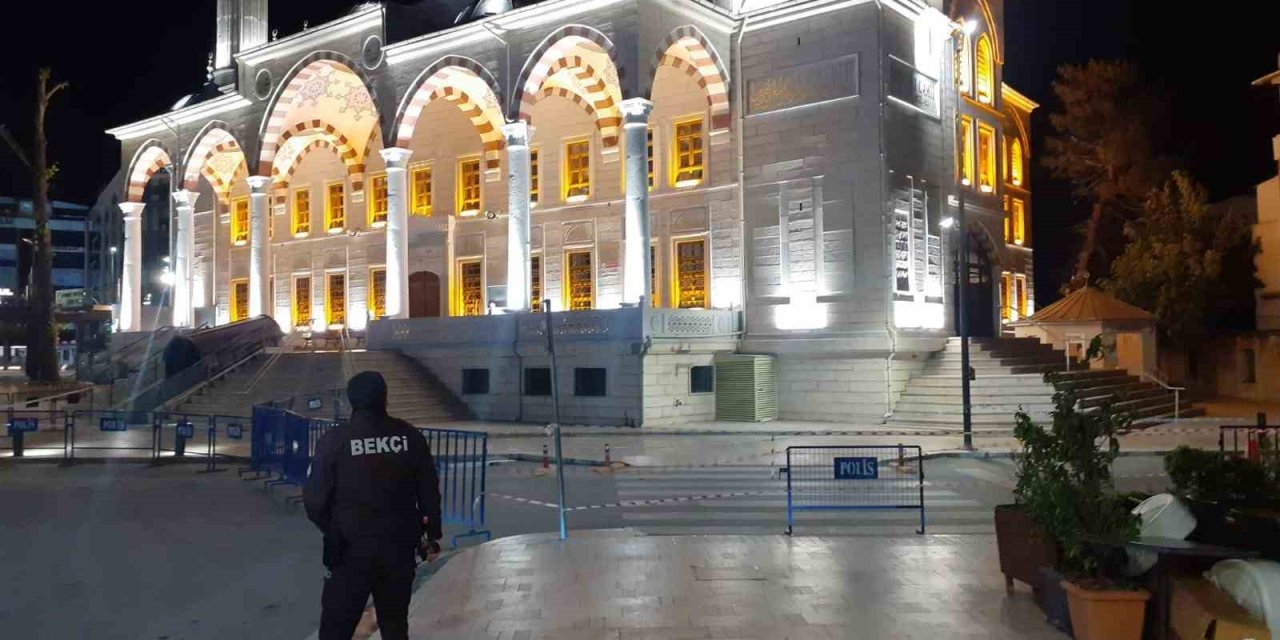 Şiddetli Rüzgar Caminin Kurşunlarını Uçurdu