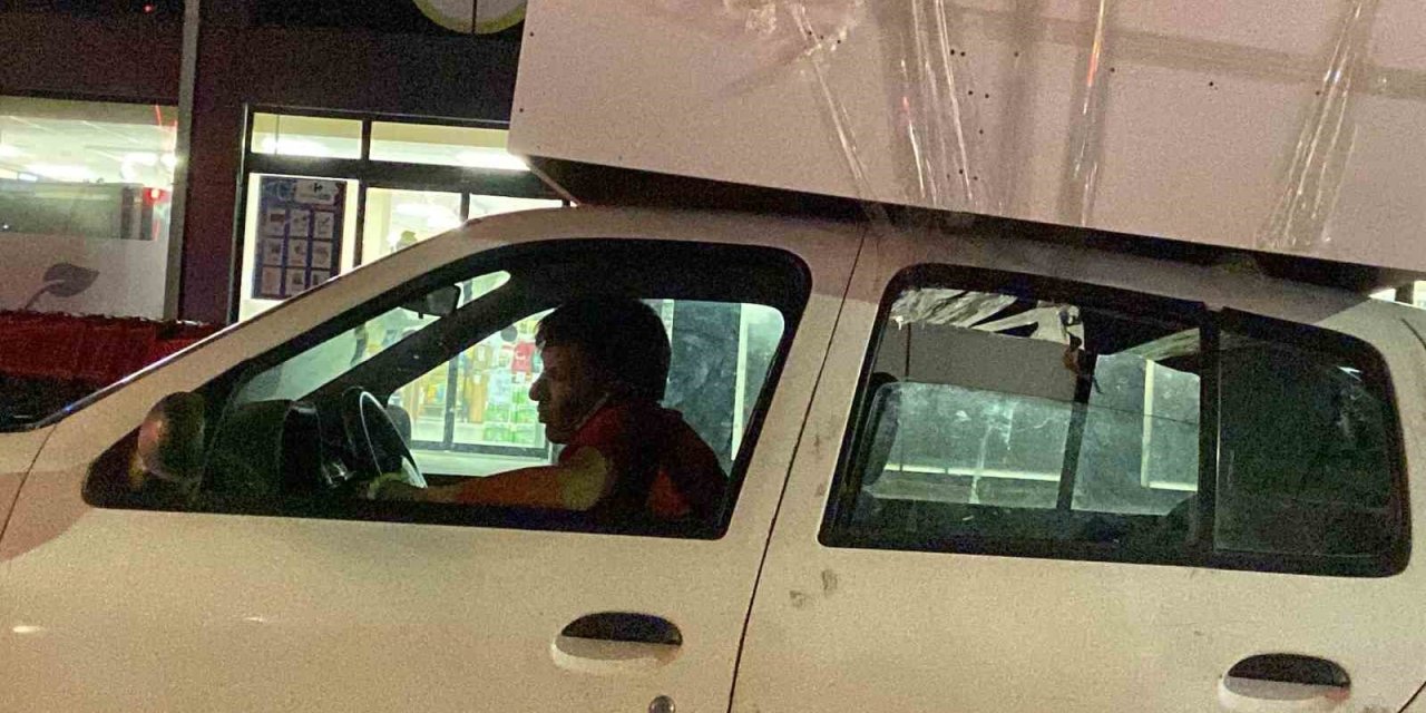 Aracın Tavanına Koli Bandıyla Yapıştırdığı Dolapla Trafikte Böyle Seyretti