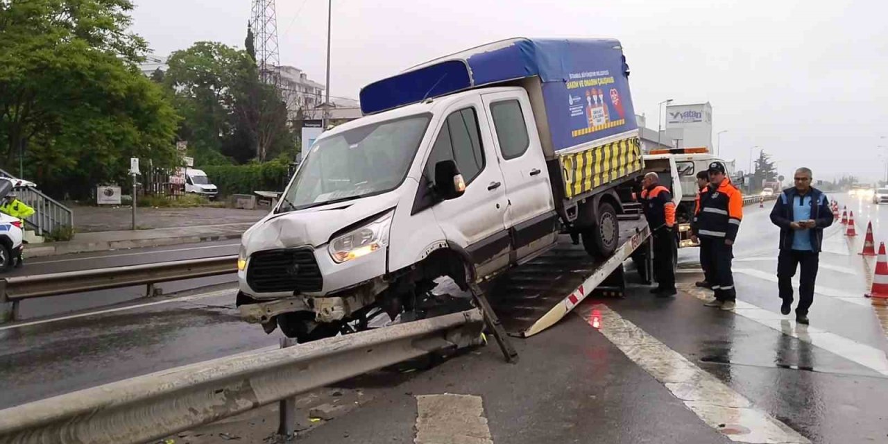 Kartal’da İbb’ye Ait Araç, Bariyere Ok Gibi Saplandı
