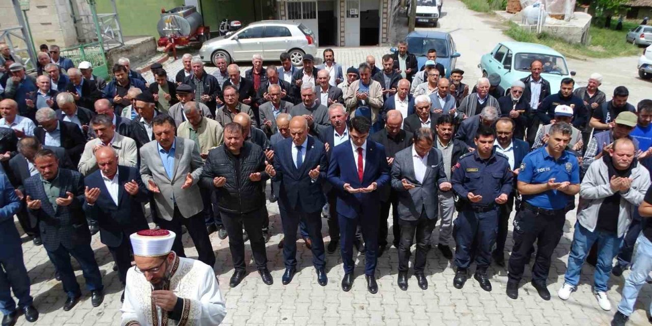 Hisarcık Aşağı Yoncaağaç Köyünde Hayır Yemeği Ve Yağmur Duası