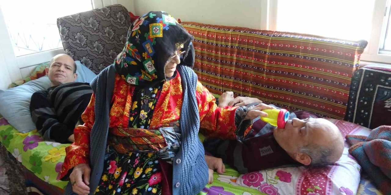 93 Yaşında Anne 60 Yıldır Engelli Çocuklarına Bebek Gibi Bakıyor