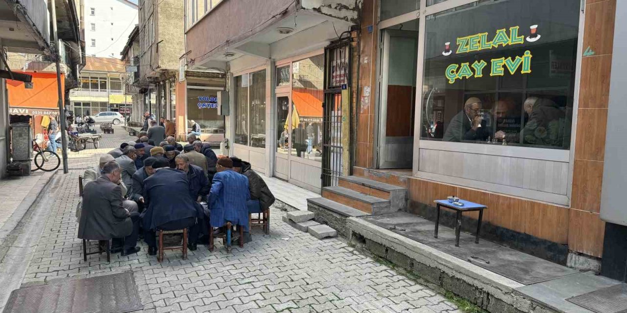 Bu Kahvehanede 7’den 70’e Herkes Satranç Oynuyor