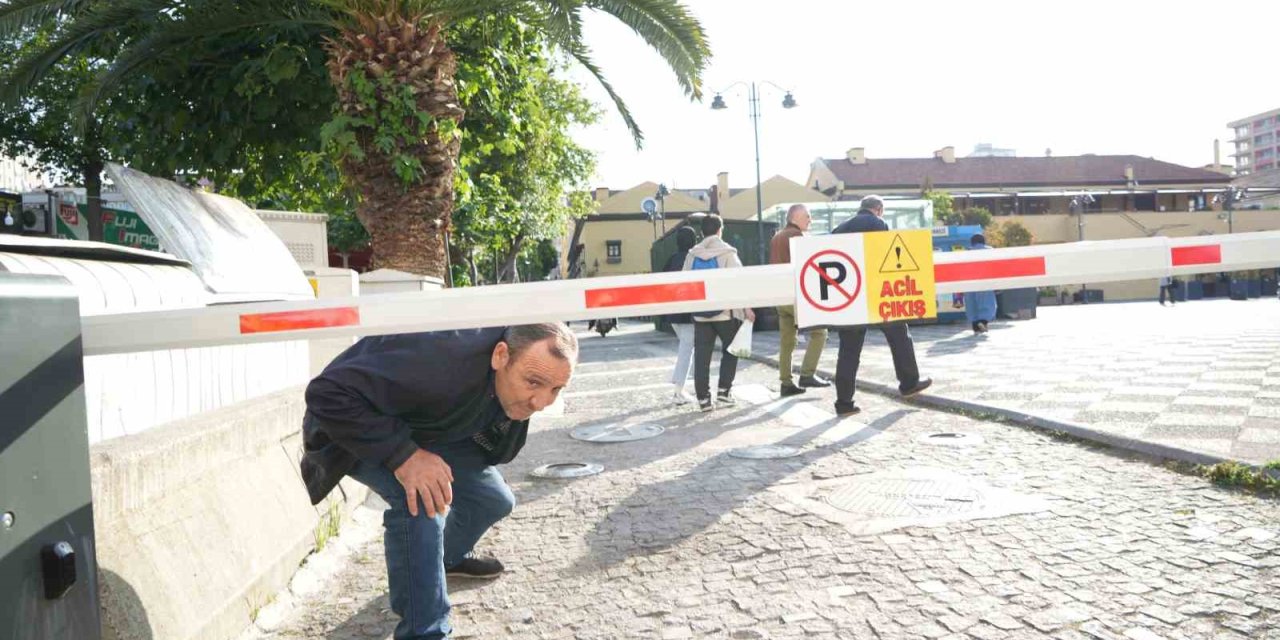 Avm’den Caddeye Bariyer: Vatandaşlar Eğilerek Altından Geçiyor