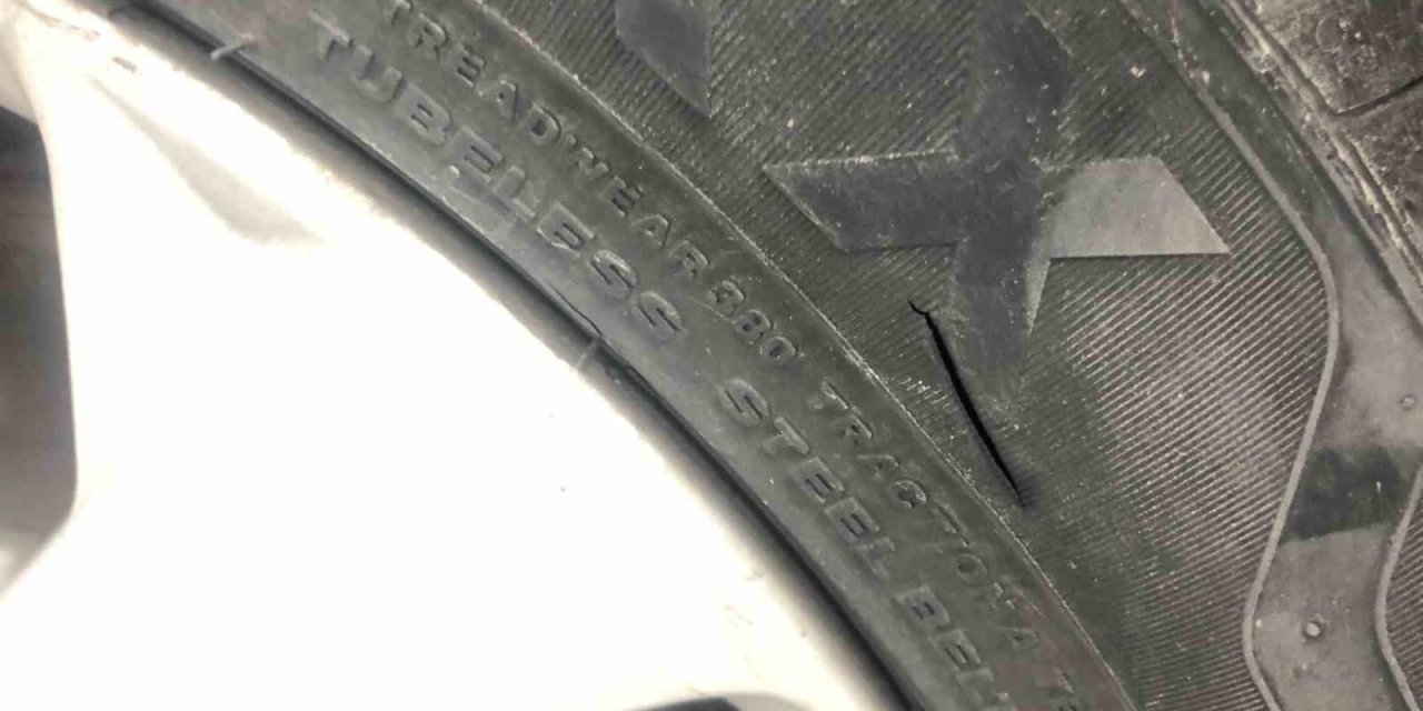 Beyoğlu’nda Park Halindeki 11 Aracın Lastikleri Bıçakla Kesildi