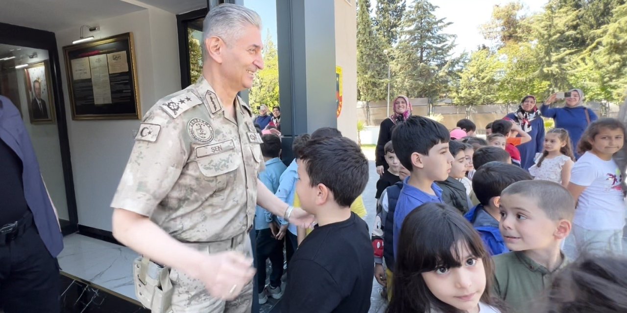 Miniklerden Jandarmaya Anlamlı Ziyaret