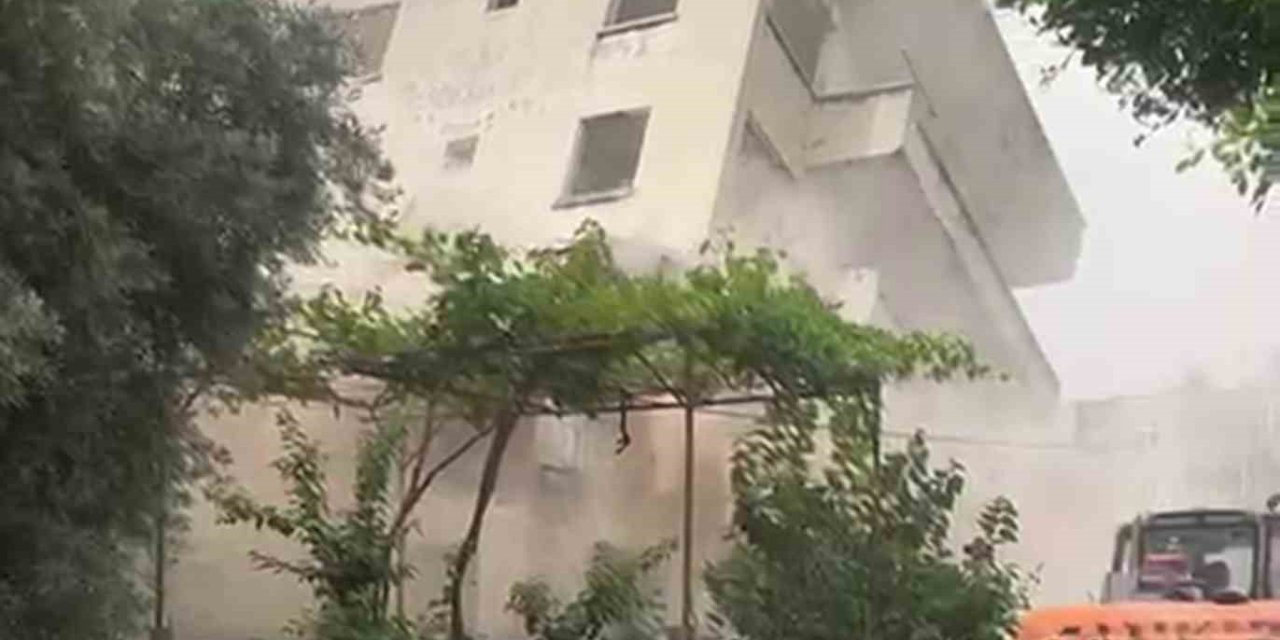 4 Katlı Bina İş Makinesinin Darbesiyle Kağıt Gibi Yerle Bir Oldu