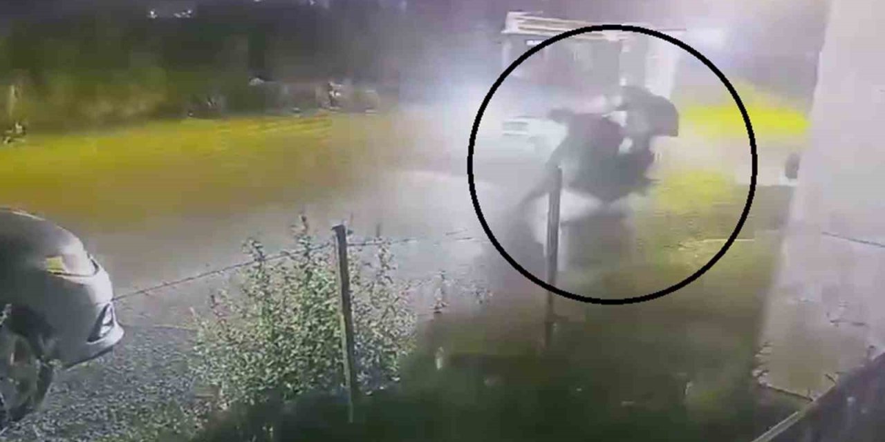 Kamyonetle Çarpışan Motosikletteki 2 Kişi Yaralandı, O Anlar Kamerada