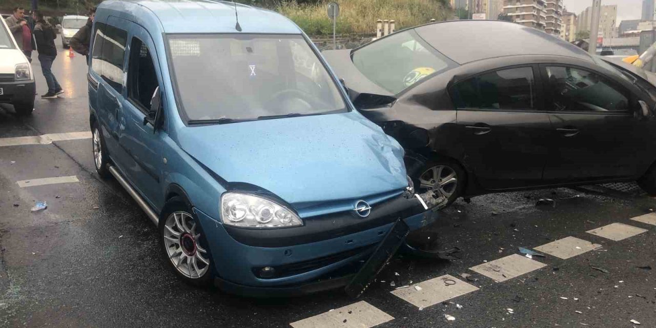Kağıthane’de Sağanak Yağış Kaza Getirdi: 4 Yaralı