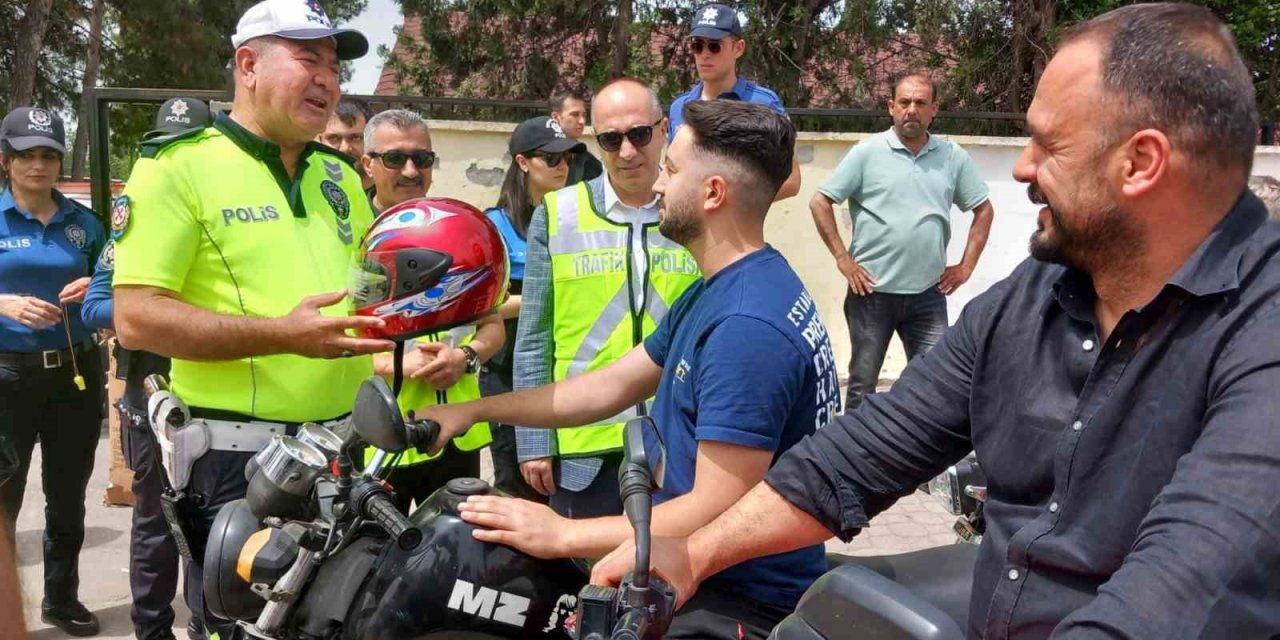 Dörtyol’da Motosiklet Sürücülerine Kask Dağıtıldı