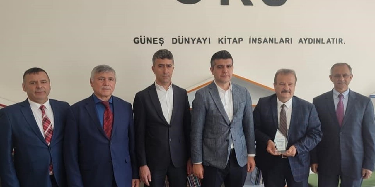 Kütahyalı Emekli Kütüphaneci Aktürk’ten Afyon’daki İlkokul Kütüphanesine Kitap Bağışı