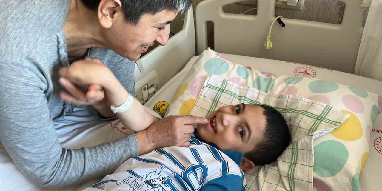 Fedakar Babaanne, Sp Hastası Torununa Gözü Gibi Bakıyor