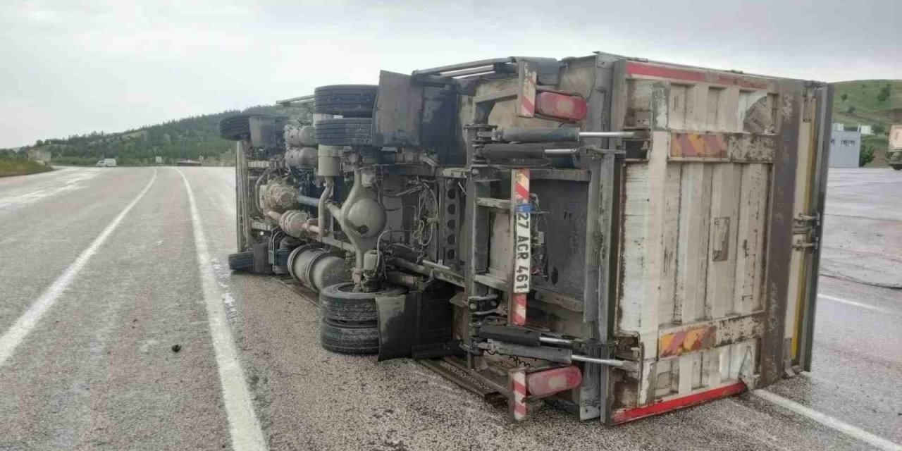 Gölbaşı’nda Kamyon Devrildi