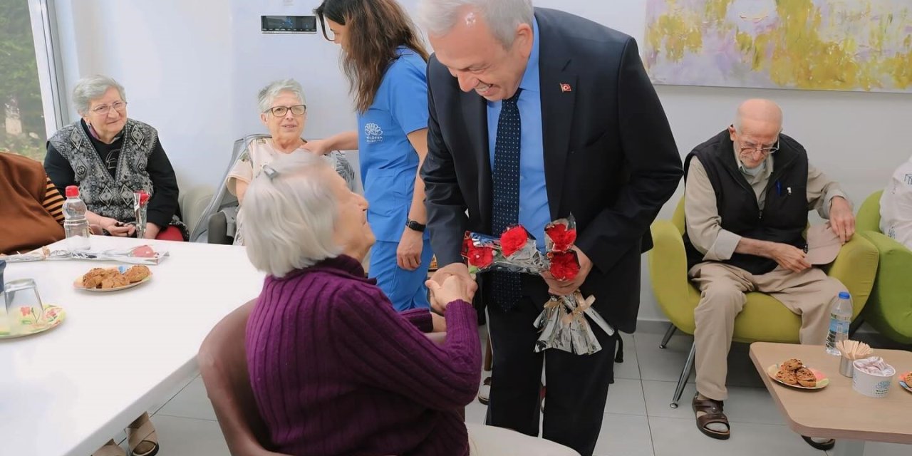 Başkan Şadi Özdemir’den Huzurevindeki Annelere Sürpriz Ziyaret