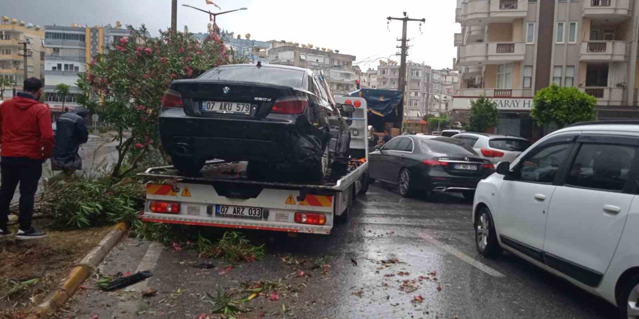 Alanya’da Refüje Çıkan Otomobil Ağaçları Devirdi