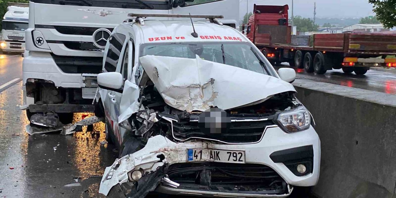 2 Tır Ve Hafif Ticari Araç Çarpıştı: 1 Yaralı