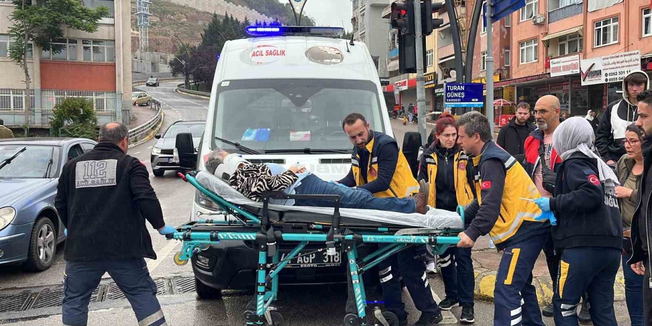 Kavşakta Otomobiller Çarpıştı: 3 Yaralı