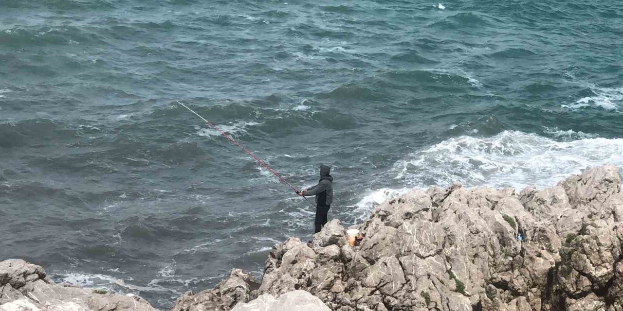 Tehlikeli Kayalıklarda Balık Tutmak İçin Canını Hiçe Saydı