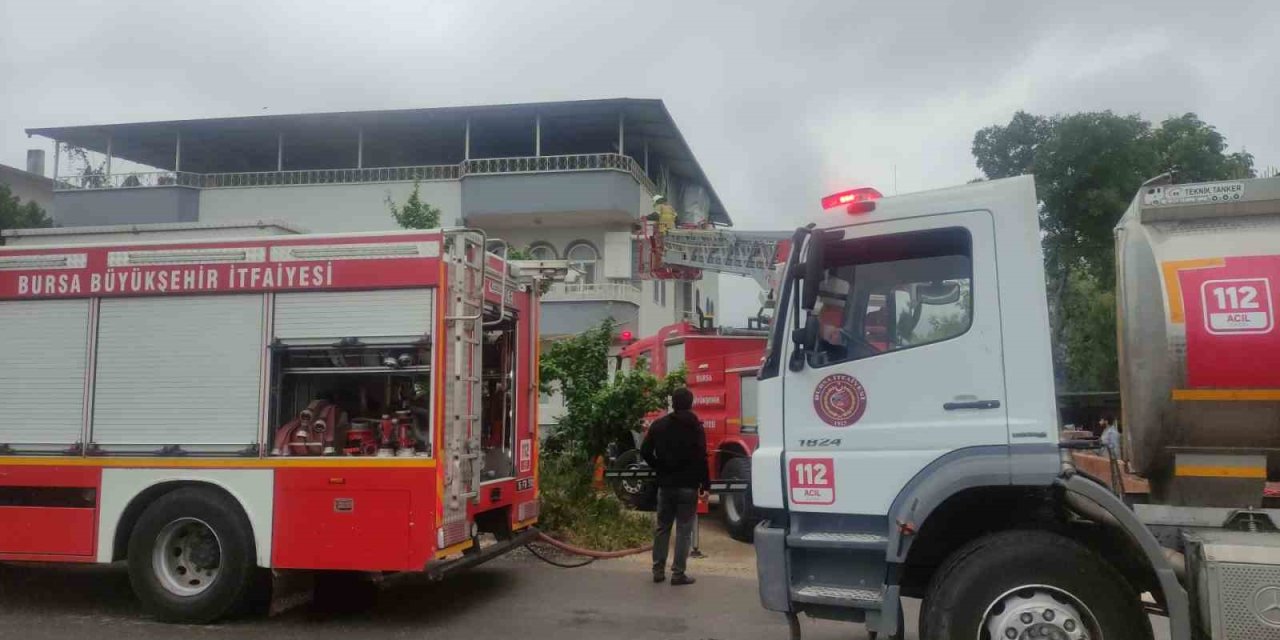 Bursa’da Yangın Paniği: 2 Kişi Dumandan Etkilendi
