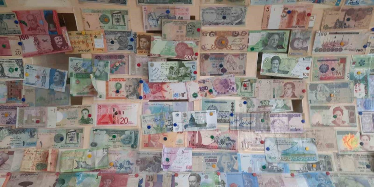 Turistlerin Taksim’de Başlatmış Olduğu Para Takma Geleneği Uzun Yıllardır Devam Ediyor