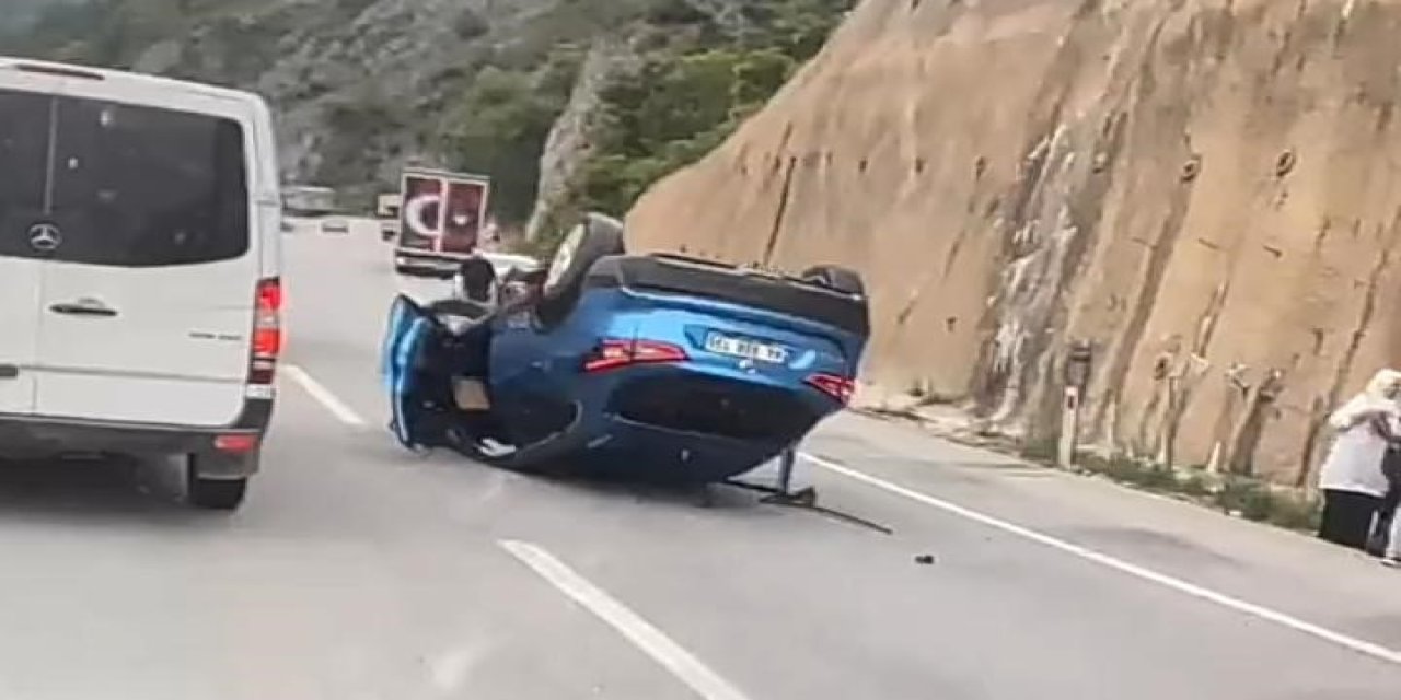 Lastiği Patlayan Cip Duvara Çarpıp Takla Attı