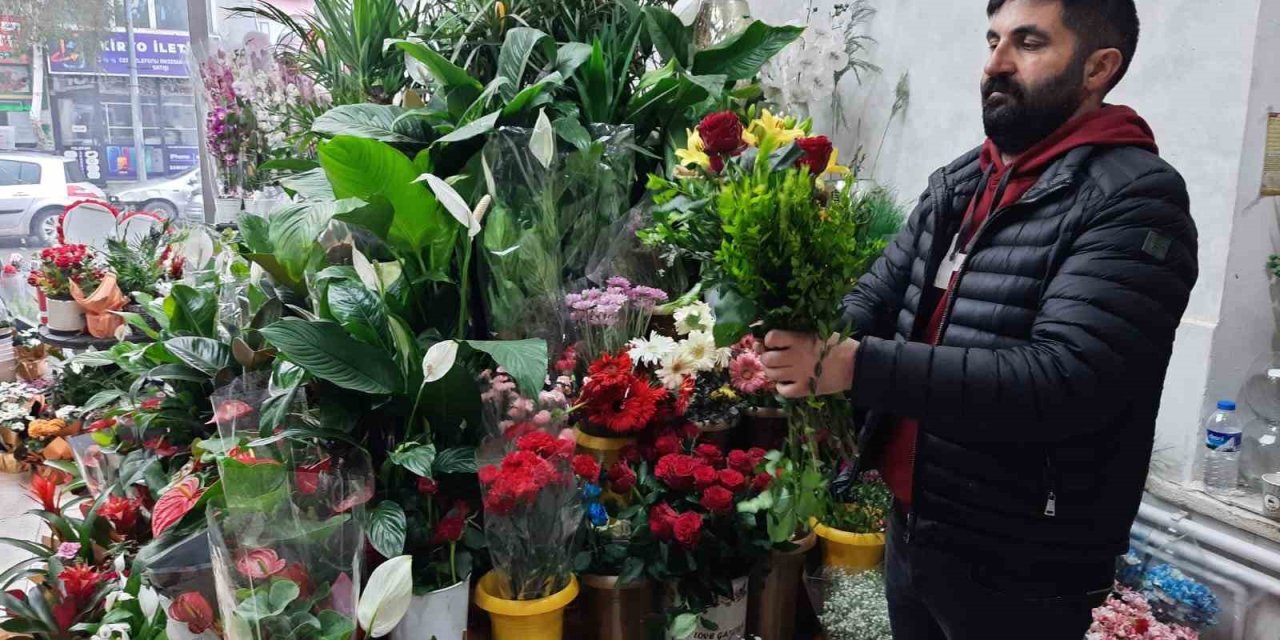 Kars’ta Çiçekçilerde Anneler Günü Yoğunluğu