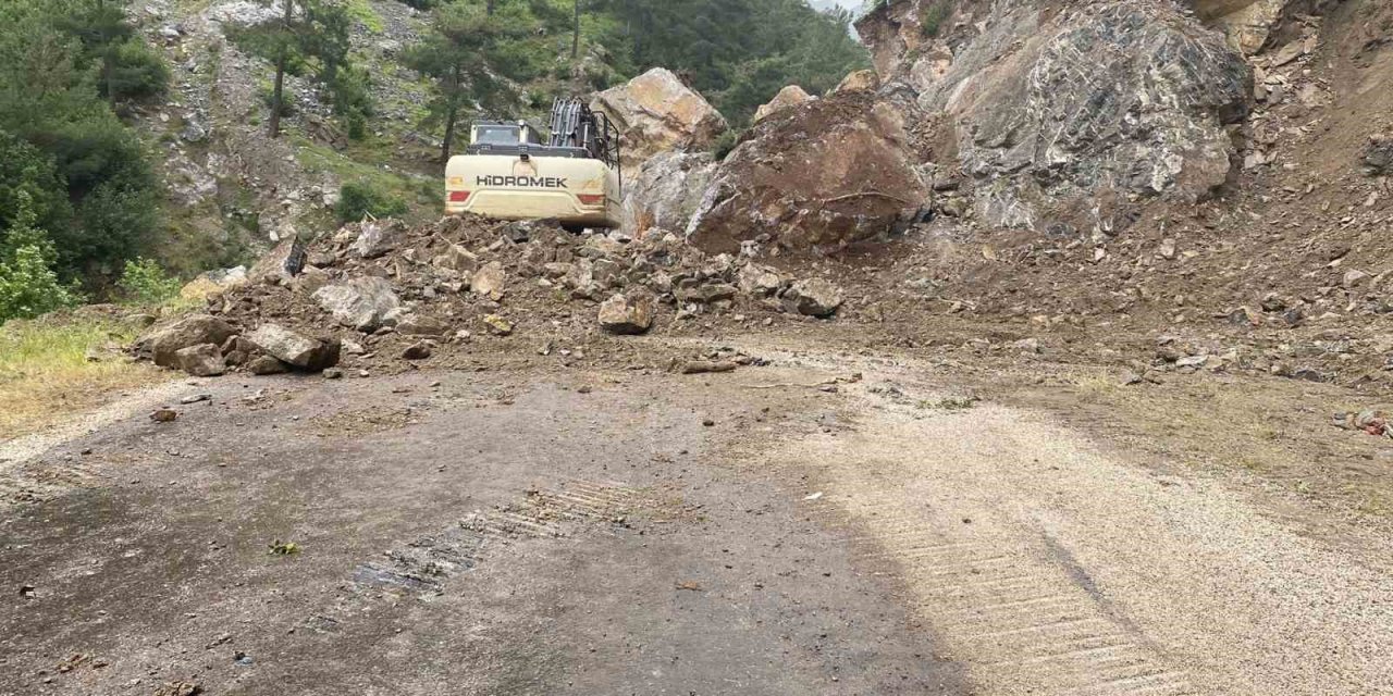 Devasa Kayalar Yolu Ulaşıma Kapattı