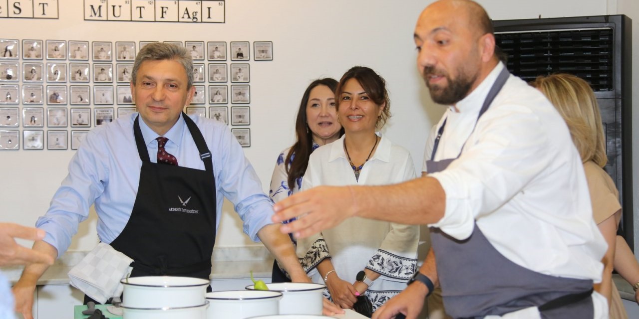 Antalya Protokolü  ’anneler Günü’ İçin Menemen Yarışmasında Hünerlerini Sergiledi