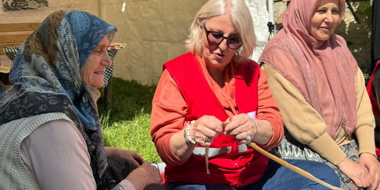 Kızılay Gönüllüleri, Köydelerdeki Anneleri Unutmadı