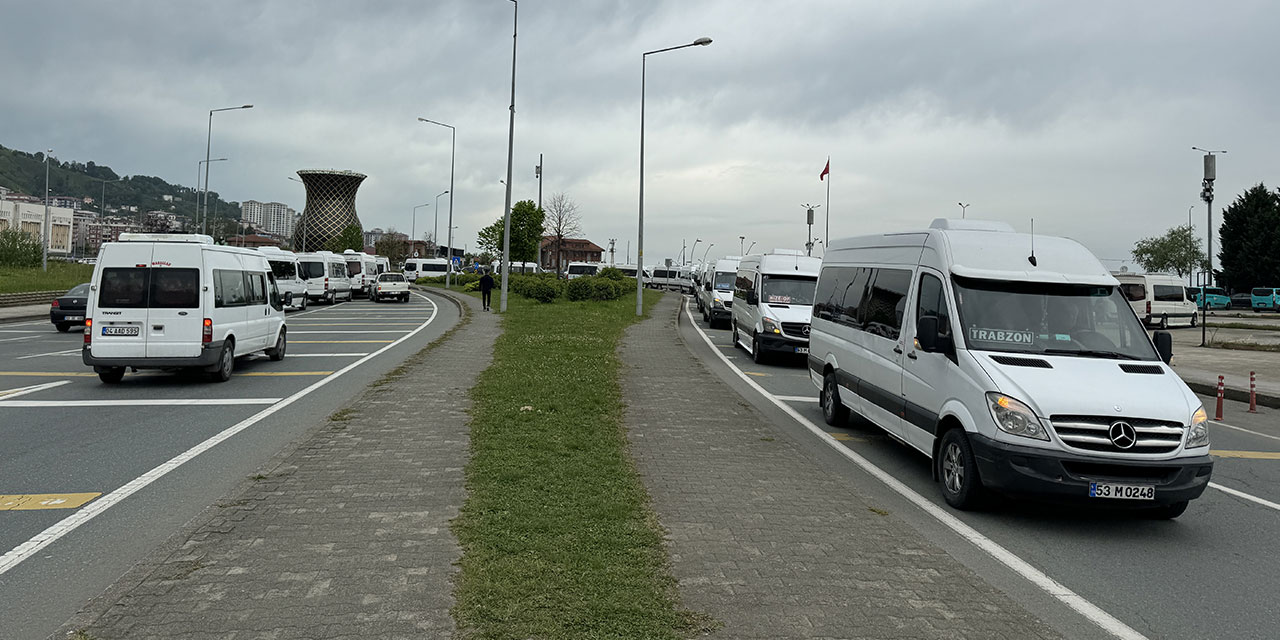 Rize-Trabzon güzergahında korsan servis iddiası ile minibüsçüler eylem yaptı