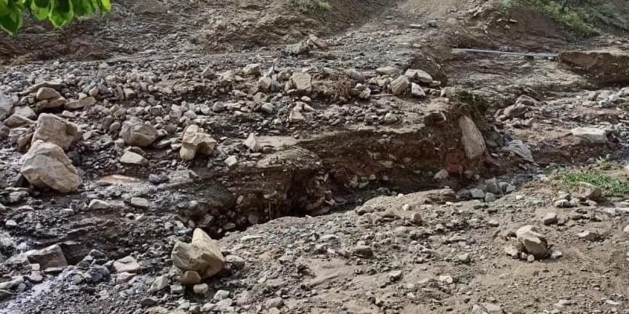 Sağanak Sonrası Köy Yolu Çöktü