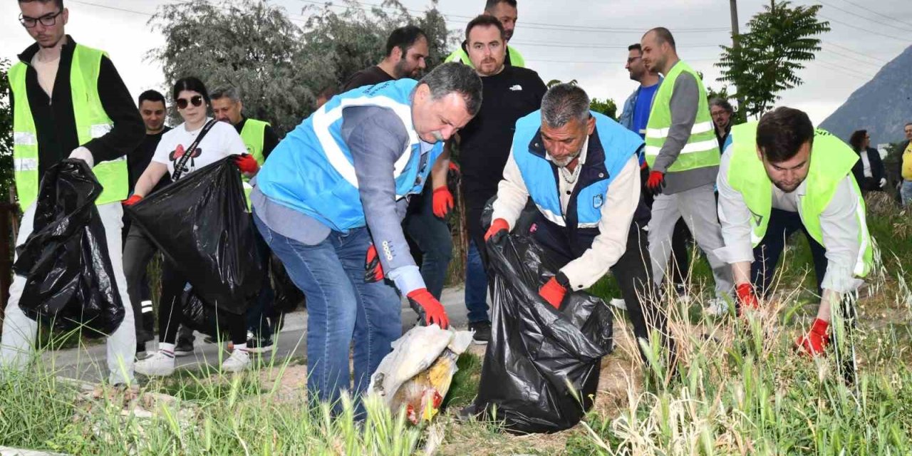 Belediye Başkanı Ve İşçiler 3,5 Saat Çöp Temizledi