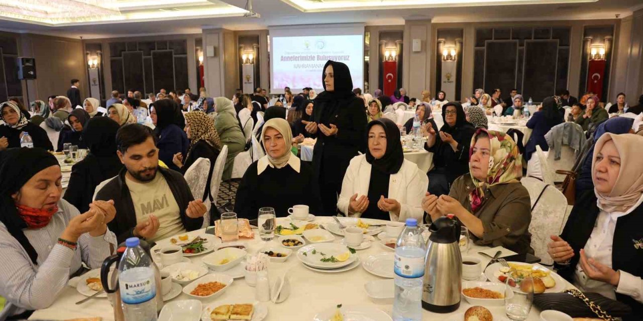 Fatma Betül Sayan Kaya, Depremde Çocuklarını Kaybetmiş Annelerle Bir Araya Geldi