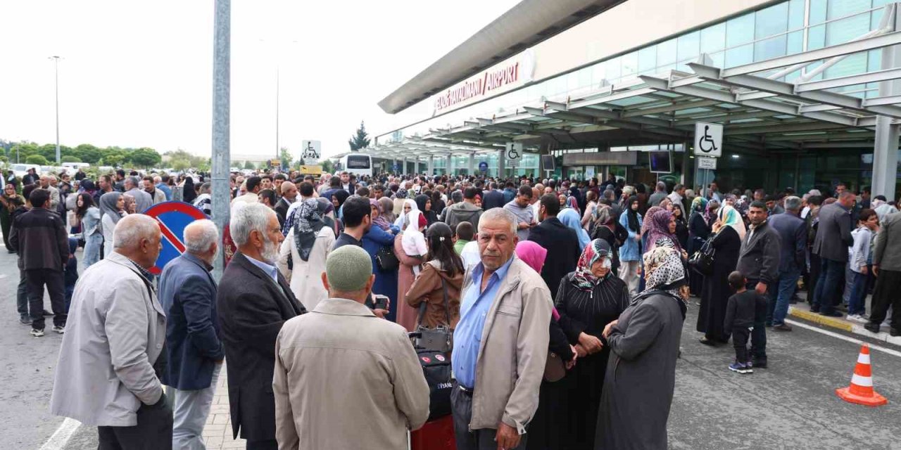 Hacı Adaylarını Binlerde Kişi Uğurladı