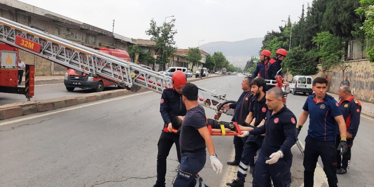 Damdan Dama Düşen Çocuğu İtfaiye Kurtardı