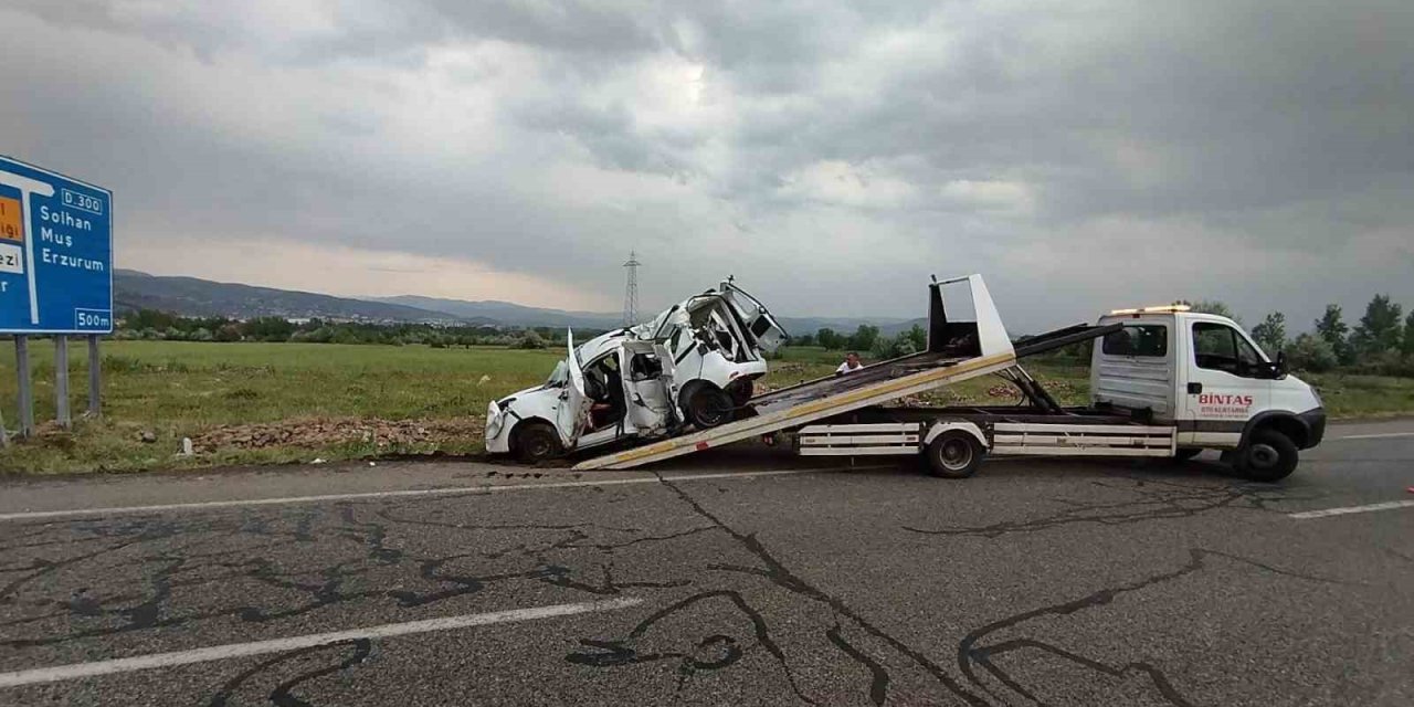 Bingöl’de Hafif Ticari Araç Levhaya Çarptı: 3 Yaralı
