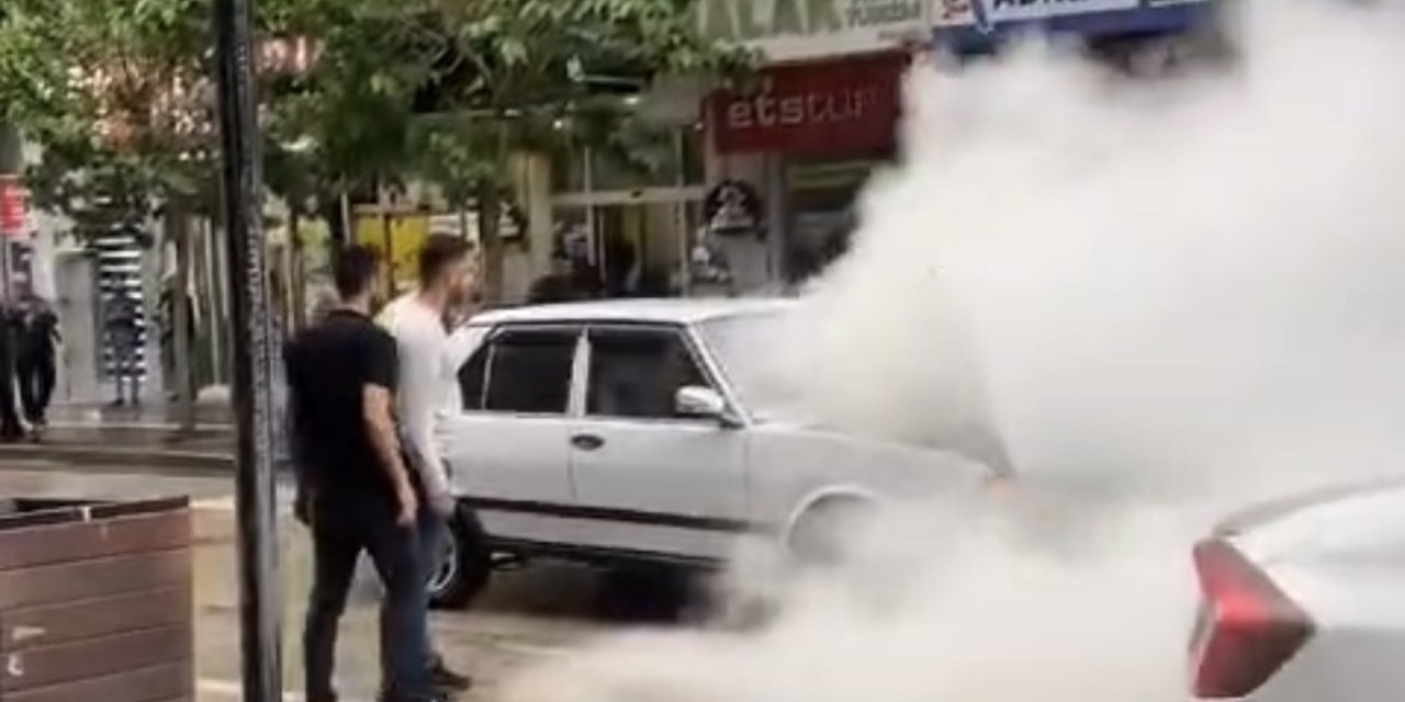 Elazığ’da Seyir Halindeki Otomobil Alev Aldı