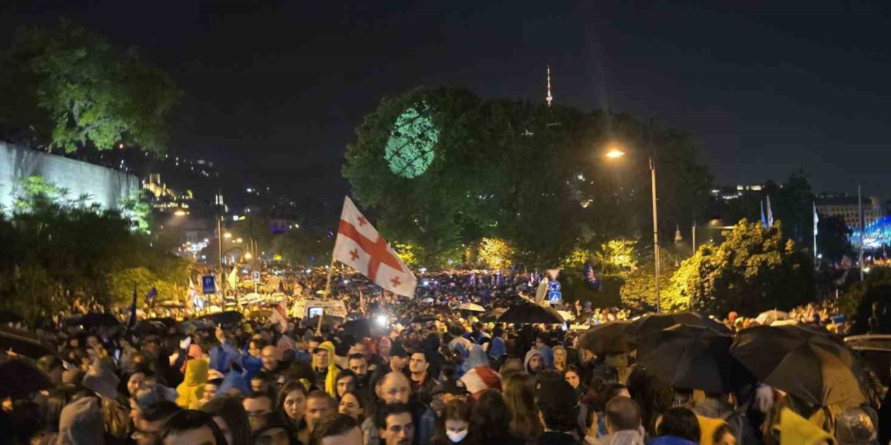 Gürcistan’da Yaklaşık 50 Bin Kişi “Yabancı Etkinin Şeffaflığı” Yasa Tasarısına Karşı Yürüdü