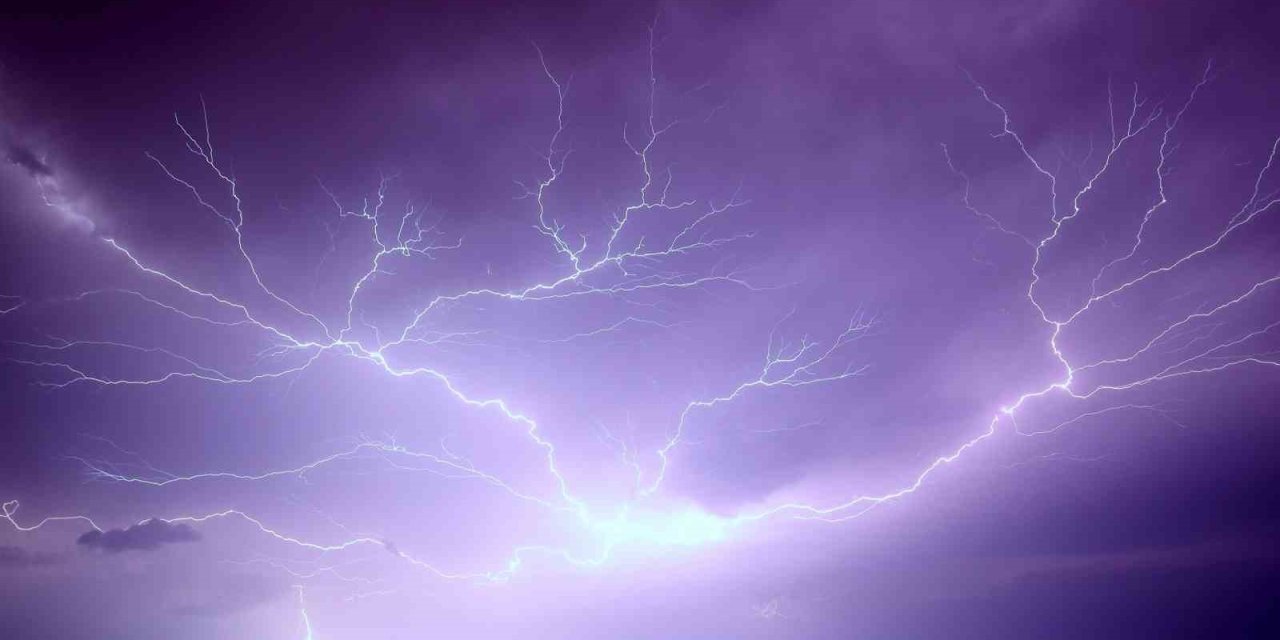 Gecenin Karanlığını Şimşekler Aydınlattı