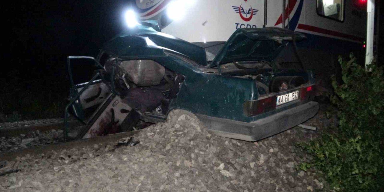 Malatya’da Feci Kaza: Trenin Altında Kalan Otomobilin Sürücüsü Hayatını Kaybetti