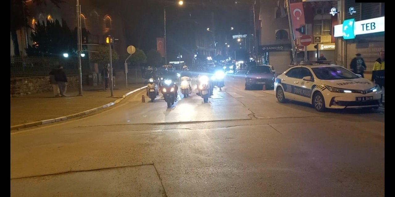 Kuryeler ’ata Emre’ İçin Kornalarını Çaldı