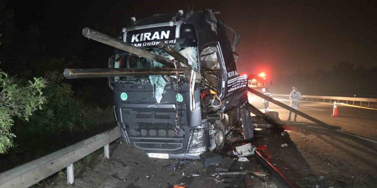 Anadolu Otoyolu’nda Feci Kaza: Demir Borular Tırın Ön Camından Çıktı